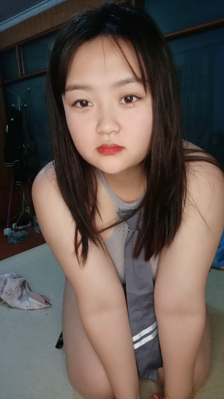 微胖的小嫂子露脸深夜跟小哥激情啪啪大秀，口交大鸡巴道具玩逼，主动上位爆草抽插，听狼友指挥玩弄呻吟可射
