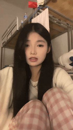 ♈♈♈  正宗校花学妹，【十四诗】，宿舍今天空无一人，躲在下铺蚊帐里，掏出玩具插屄，极品反差眼镜妹，乖乖女也疯狂！