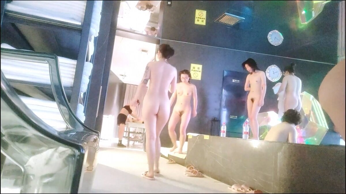 ⚡⚡贵在真实！女人坑女人！澡堂女浴间内部春色，有老有少光溜溜站一排相当炸裂，发现一位神似明星许晴的美女，长腿大奶真养眼
