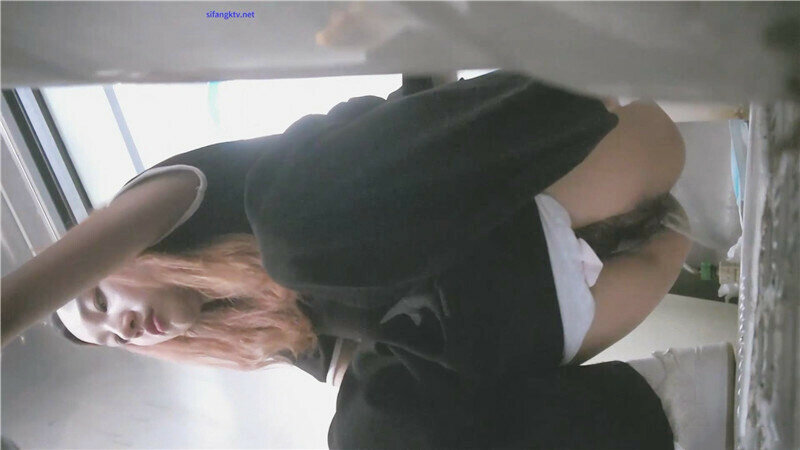 学院女厕全景偷拍红发美女❤️多毛肥鲍鱼细长黑逼缝