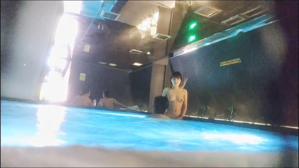 ⚡贵在真实！女人坑女人！温泉洗浴女士区内部春色，白花花的女性胴体应接不暇，大奶大屁股，年轻妹的竹笋奶配上无毛逼简直无敌